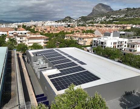 Xàbia culmina la instalación de las placas fotovoltaicas de la piscina municipal y reducirá en más de un 50% su factura energética