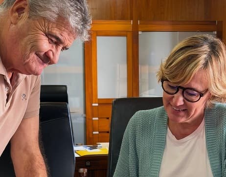 Rosa Cardona firma dos convenios de colaboración de AMJASA con la Cofradía de Pescadores y la Fundació Residència Asilo Hermanos Cholbi